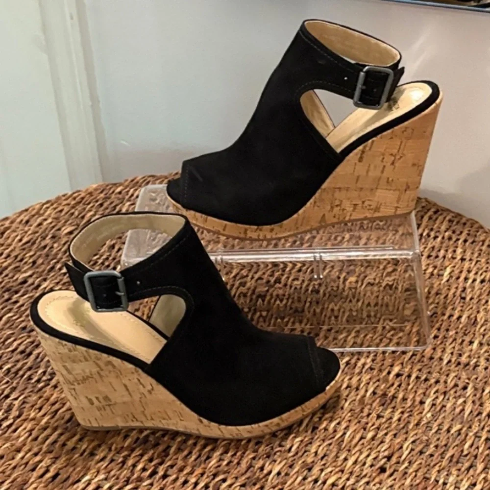 NWB Johnston & Murphy Mika Black and Tan Wedge Sandals Perfect Condition!!!